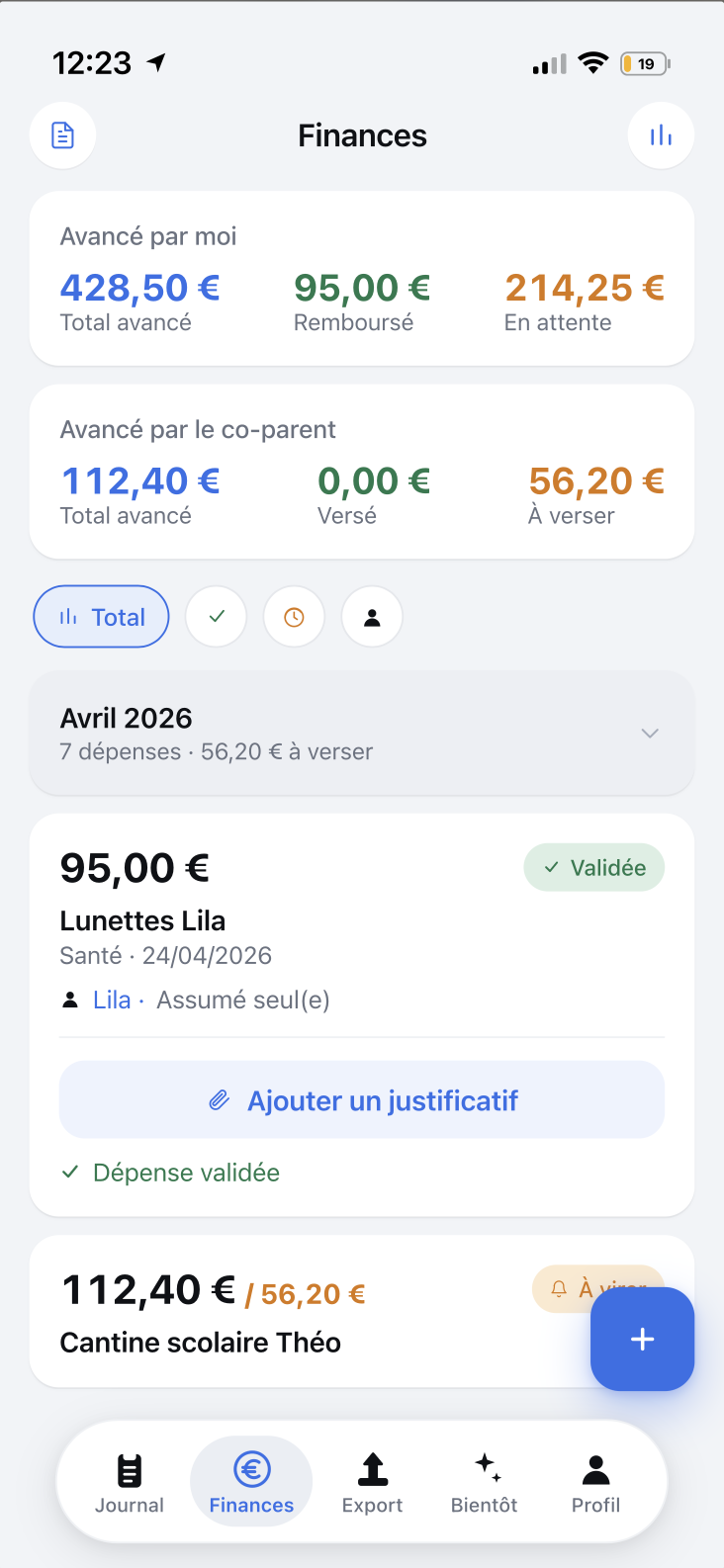 Application Saequi : vue principale Finances avec KPIs « Avancé par moi » et « Avancé par le co-parent », liste des dépenses avec statuts colorés (en attente, envoyée, payée, validée).