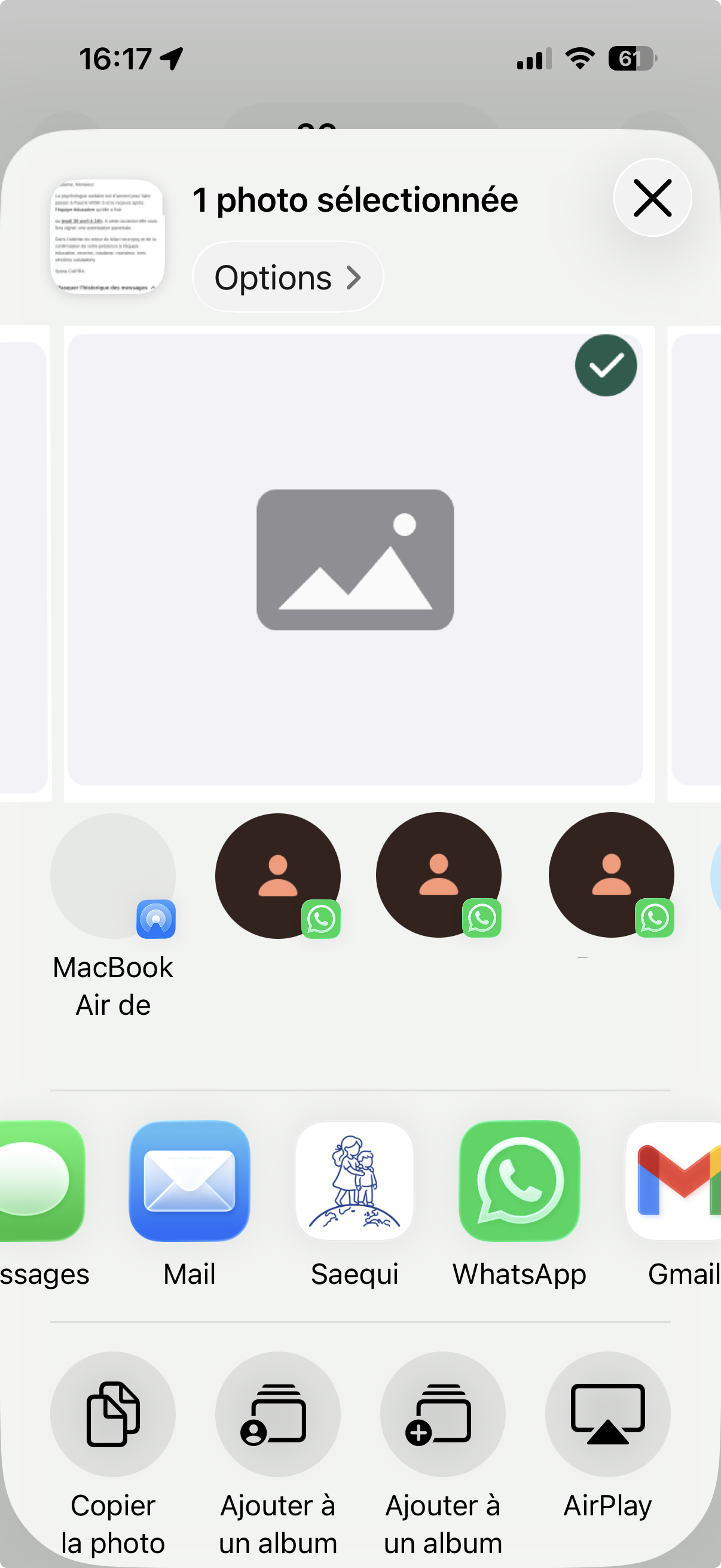 Menu de partage iOS avec Saequi présent dans la rangée d'apps cibles, parmi les autres apps qui acceptent un contenu partagé.